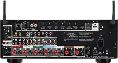 Denon AVR-X3300W zwarte home cinema-versterker, achterzijde, vooraanzicht, audio/video-aansluitingen, wifi-antennes, stroomaansluitingen