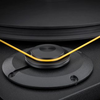 Rolă de ghidare a cablului neagră cu cablu portocaliu în prim-plan pe mecanism circular din metal negru