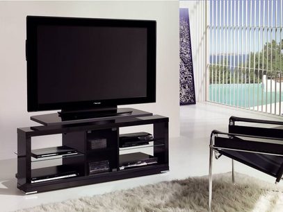 Sortlakeret sort TV-møbel med glashylder, til fladskærm og audio-/videoenheder. Set forfra