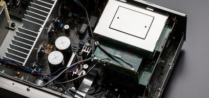 Denon PMA-800NE sort hi-fi stereoforstærker, indvendig visning af elektroniske komponenter og printplader
