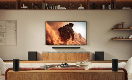 Namų kino sistema su juodu garso takeliu, žemųjų dažnių garsiakalbiu ir galiniais garsiakalbiais moderniame svetainės interjere