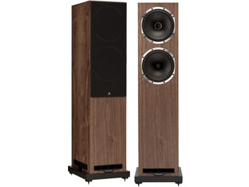 To Fyne Audio F502S gulvhøjttalere i valnød, set forfra, den ene med frontstof, den anden med to enheder, sorte sokler