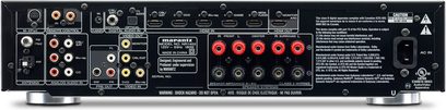 Bagside af en Marantz NR1403 sort hjemmebiograf-forstærker med talrige audio/video-stik og en Ethernet-port