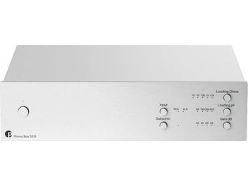 Pro-Ject Phono Box S3 B hõbedane phono-eelvõimendi, ristkülikukujuline korpus eestvaates esipaneeli juhtnuppudega
