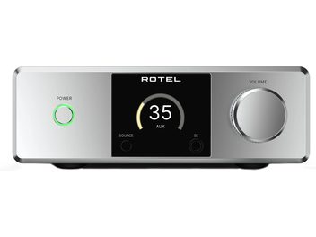 Zilveren Rotel DX-5 geïntegreerde stereo hifi-versterker, behuizing van geborsteld aluminium, vooraanzicht met centraal zwart display met digitale indicator, aan/uit-knop met groene LED-ring links en grote zilverkleurige volumeknop rechts