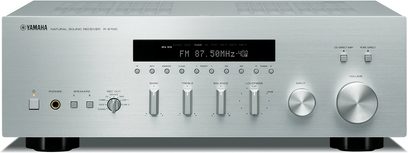 Wzmacniacz hi-fi stereo Yamaha R-S700 w kolorze srebrnym, widok z przodu, przednia ścianka z wyświetlaczem, przyciskami, wejściami na słuchawki i portami, 2 pokrętła regulacji głośności