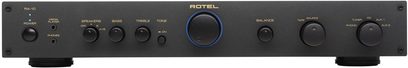 Mat sort frontpanel på en Rotel RA-10 stereo hi-fi-forstærker, sølvfarvede knapper og stik, blåt display