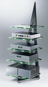 Hi-Fi stolek Schroers & Schroers Alphastatic ze skla a černého kovu, 5 polic, pohled zepředu mírně z boku