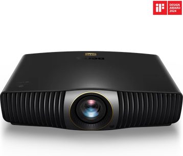 BenQ W5800 fekete vetítő, előlről látható, középen elhelyezkedő objektív arany körrel keretezve, fehér háttérrel
