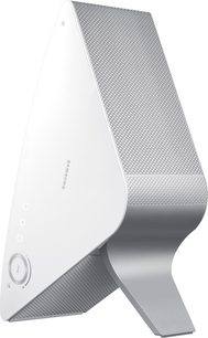 Trådløs, tilsluttet Samsung WAM 751 højttaler i hvid, set forfra i perspektiv, metallisk gitter, trekantet form
