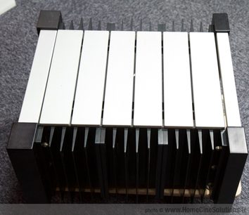 Klassé Audio Omicron effektforstærker set ovenfra, sorte kølelegemer, børstet sølvfarvet topplade