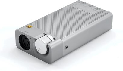 Przetwornik cyfrowo-analogowy audio STAX SRM-D10 w jasnym odcieniu szarości, widok z przodu w perspektywie, kształt prostokątny z obrotowym pokrętłem i złączami