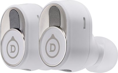 Bezdrátová sluchátka Devialet Gemini II v ikonické bílé barvě, 3 sluchátka zepředu, černé mřížky, šedá loga "D", bílé pozadí