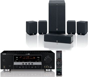 Yamaha AV-4103 hjemmebiografsystem med forstærker, 5 højttalere, basreflekskabinet, fjernbetjening, på hvid baggrund