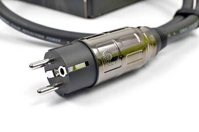 Cable de alimentación Cardas Clear Reflection Power de 2 m, enchufe transparente, cable gris, conector IEC cromado, sobre fondo blanco