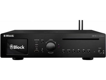 Önden görünüş, siyah fırçalanmış alüminyum Block CVR-10, tümleşik hi-fi sistemi: sol tarafta logo ekranlı, kulaklık, hat ve USB girişleri, büyük merkez düğme, sağda CD yuvası ve düğme sırası, arkada iki anten görünür