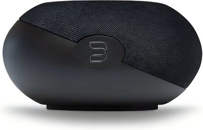 Kompakt sort højtaler, oval form, top i maskestof, bund i mat plastik, ovalt logo på forsiden, set forfra