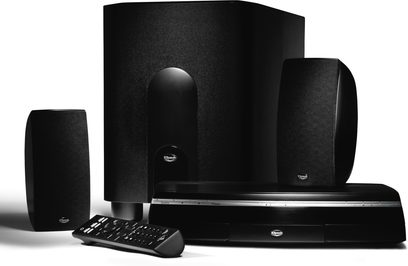 Sort Klipsch CS-700 hjemmebiografsystem bestående af 5 højttalere, en subwoofer og en DVD-afspiller, set forfra