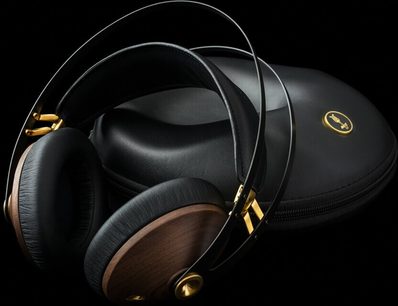 Meze 99 Classics Nøddetræ/Guld omkringørende hovedtelefoner, træskaller, hovedbøjle og ørepuder i sort læder, gyldne detaljer