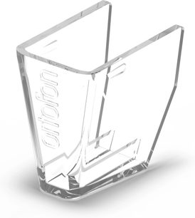 Skaidrus Ortofon laikiklis vinilinio grotuvo kasetei, V formos, su išgraviruotu logotipu, matomas trijų ketvirčių rakursu