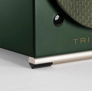 Kablosuz bağlantılı Triangle AIO TWIN İngiliz yeşili hoparlör, yakın köşe görünümü, mat koyu yeşil kaplama, altın renkli logo