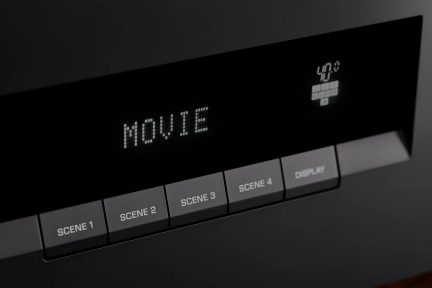 Nærbilde av digital skjerm på en svart enhet som viser MOVIE og knappene Scene 1 til 4