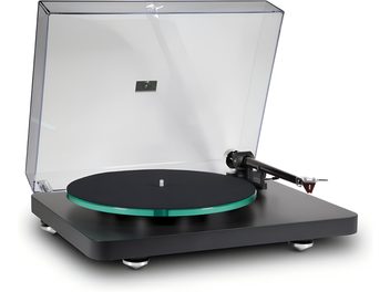 NAD C588 Plattenspieler in Schwarz, Draufsicht mit geöffnetem Deckel, Tonarm mit Tonabnehmer, schwarze und grüne Plattenteller