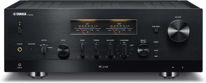 Yamaha R-N2000A svart stereo hi-fi-forsterker, frontpanel med knapper, VU-metre, hodetelefonutgang, aluminiumskabinett