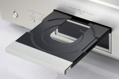 Odtwarzacz CD Denon DCD-2500NE w kolorze srebrnym, widok z góry pod kątem, zamknięta szuflada, przedni panel z wyświetlaczem i przyciskami