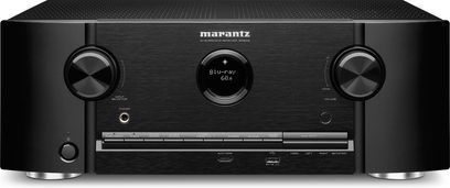 Marantz SR5010 sort hjemmebiografsforstærker, set forfra, sort front med sølvfarvede knapper og drejeknapper, blå display i midten