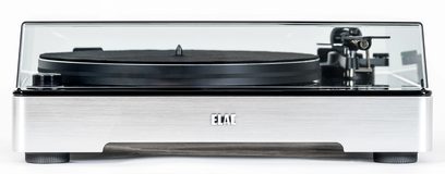 Elac Miracord 60 sort vinylpladespiller, set forfra, med børstet aluminiumschassi, gennemsigtig låg, sort drejeskive og tonearm