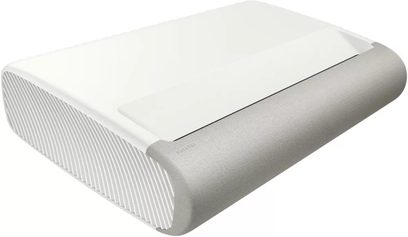 Samsung The Premiere SP-LPU9D, bílý videoprojektor, pohled ze šikmého úhlu, hladký horní povrch, zaoblený přední panel, žebrované boky