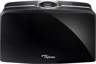 Optoma UHD65 sort videoprojektor, set ovenfra, forfra med linse og gitre, fra siderne med ventilationsgitre