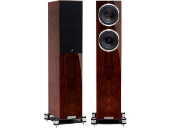 Fyne Audio F501SP gulvhøjtalere i lakeret valnød, set forfra, med runde sorte højttalere og diskantdome øverst, stående på metalfødder