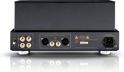 Cayin CS-6PH -hopeinen high-end-vahvistin, antrasiitinharmaa metallikotelo, takanäkymä: neljä kullattua RCA-tuloa, kaksi symmetristä XLR-lähtöä, kaksi RCA-lähtöä, maadoitusliitin, IEC-virtaliitäntä ja hopeanväriset sylinterimäiset jalat
