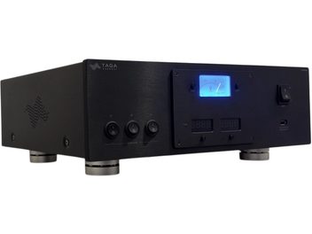 Taga Harmony PC-10000DC svart nätkonditionerare, framifrån i trekvartsvy med blå analog display och frontpanelreglage
