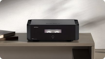 Amplificator de putere Eversolo AMP-F10 negru, fațadă lucioasă cu vu-metru central și buton rotund pe partea frontală
