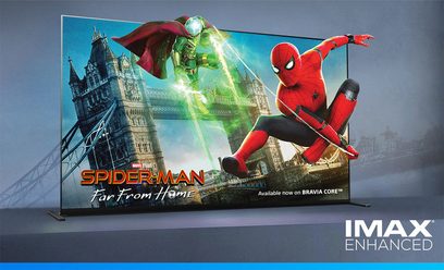 Sony XR-77A80JAEP-tv, der viser et promoteringsbillede fra filmen Spider-Man: Far From Home med Spider-Man og Mysterio