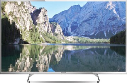 Panasonic TX-55AS750E TV-skærm, der viser et bjerglandskab spejlet i en sø, med et skarpt og detaljeret billede