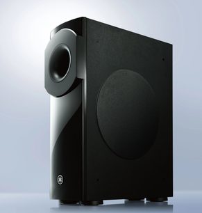 Sort Yamaha NS-SW300 højttaler, set lidt fra siden forfra, vertikal rektangulær form med rund højttaler