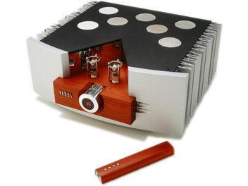 Стерео hi-fi підсилювач Pathos Logos MkII Silver, вигляд спереду, з чорною передньою панеллю, сріблястими кнопками, дерев’яним пультом дистанційного керування