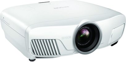 Vidéoprojecteur Epson EH-TW7300 blanc, vue de face légèrement de côté, objectif à droite, grilles d'aération à gauche