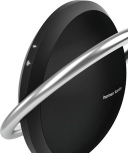 Bezdrátový chytrý reproduktor Harman Kardon Onyx černý, pohled z profilu, oválný tvar, černá barva, stříbrná základna, černá mřížka