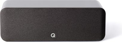 Q Acoustics Concept 90 sort lakeret centralhøjttaler, set forfra, med afrundet rektangulær form, sort gitter, sølvfarvet logo