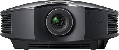 Sony VPL-HW50 sort videoprojektor, set forfra, afrundet rektangulær form, centralt objektiv, sidegittere til ventilation