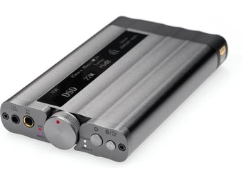 Gümüş renkli iFi Audio xDSD Gryphon taşınabilir ses dönüştürücüsü, siyah ekranlı ve büyük düğmeli, üç çeyrek açıdan görünüm