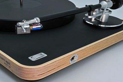 ClearAudio Concept Active Black/Wood pladespiller, set ovenfra, sort tonarm, hvid pickup, mat sort pladedrev, lys træramme