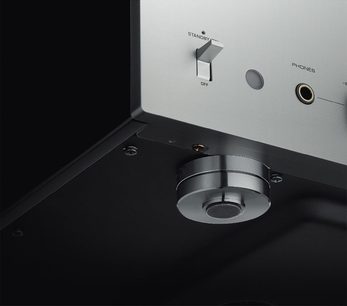 Yamaha C-5000 titano stereo išankstinis stiprintuvas, priekinis vaizdas iš arčiau, dešinioji pusė, jungiklis ir ausinių lizdas