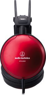 Over-ear hovedtelefoner med ledning Audio Technica ATH-A1000Z, højre sidevisning, lukket design med rød metallisk aluminiumskal med hvidt logo, dobbelt sort mat hovedbøjle, tykke sorte kunstlæderørepuder og fast sort kabel