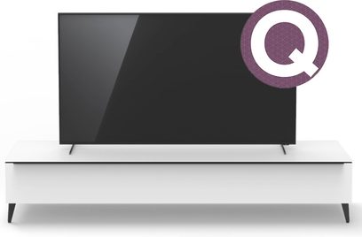 Hvidt TV-møbel med sort TV-skærm, hvidt Q-logo i en lilla cirkel øverst til højre på skærmen